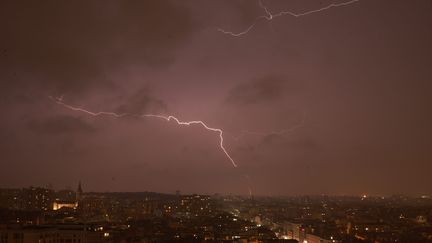 Des orages dans le ciel de Paris, le 1er mai 2024. (LP/OLIVIER ARANDEL / MAXPPP)