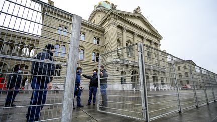 Le Parlement suisse à Bern se barricade, dans l'attente des résultats du vote sur le pass Covid, le 28 novembre 2021. (FABRICE COFFRINI / AFP)