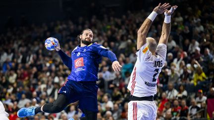 Le Français Elohim Prandi face à la Hongrie lors du tour principal de l'Euro, le 24 janvier 2024. (AFP)