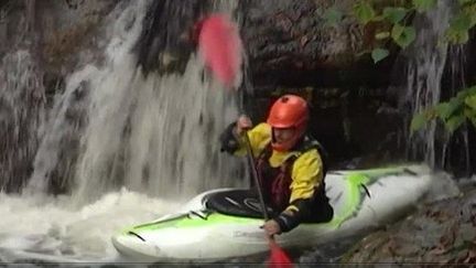 Des amateurs de kayak extr&ecirc;me. (CAPTURE D'ÉCRAN FRANCE 3)