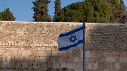 Un drapeau israélien à Jérusalem, devant le mur des lamentations. (RAPHAEL GOTHEIL / HANS LUCAS via AFP)