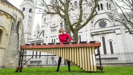 Adélaïde Ferrière au marimba devant le Sacré-Coeur à Paris.&nbsp; (ADRIEN ROUX)