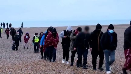 Des migrants sur une plage&nbsp;du Royaume-Uni (FRANCEINFO)