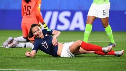 La meneuse de jeu des Bleues Gaëtane Thiney regarde l'arbitre après une occasion manquée face au Nigeria, lors du troisième match de poule, lundi 18 juin 2019 à Rennes (Ile-et-Villaine). (FRANCK FIFE / AFP)