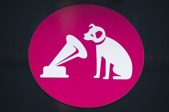 Le logo mythique du disquaire britannique HMV. 
 (NIKLAS HALLE&#039;N / AFP)