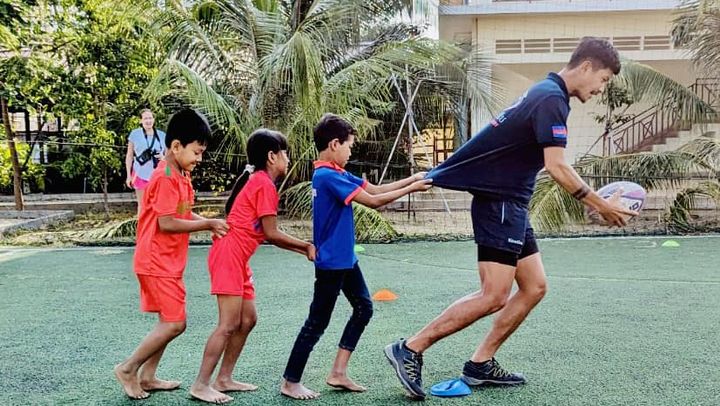 Des éducateurs khmers, formés au Cambodge, initient les jeunes de "Kampuchea Ballop" au rugby, et à ce qu’apporte le jeu. (NICOLAS OLIVRY)