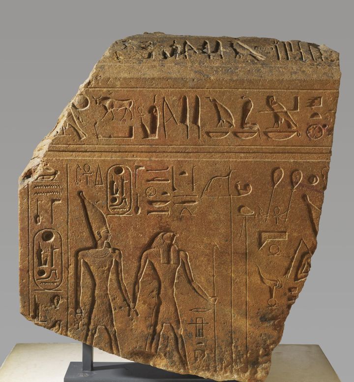 Fragment de bas-relief dit Naos Paponot. Scènes rituelles exécutées par Ramsès II. Dès la Haute Antiquité, l'idée d'une voie d'eau entre la Méditerranée et la mer Rouge a intéressé les pharaons. Pour cette liaison, ils s'appuient sur des bras du Nil aujourd'hui disparus. (Musée du Louvre, Dist. RMN-Grand Palais / Christian Decamps)