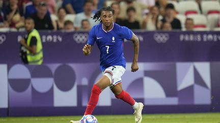 Michael Olise avec l'équipe de France olympique lors des JO de Paris, contre la Guinée, le 27 juillet 2024 (JULIO CORTEZ / AP)