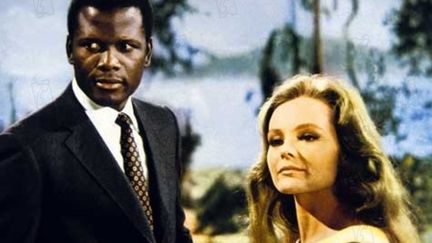 En 1967, le film "Devine qui vient dîner" de Stanley Kramer est le premier à mettre en scène un couple mixte, incarné par Sidney Poitier et Katharine Houghton (COLUMBIA PICTURES)