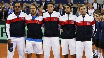 Yannick Noah, Lucas Pouille, Pierre-Hugues Herbert, Jeremy Chardy et Julien Benneteau chantent La Marseillaise, le 7 avril 2017, à Rouen (Seine-Maritime). (CHARLY TRIBALLEAU / AFP)