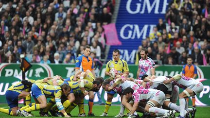 La m&ecirc;l&eacute;e clermontoise d&eacute;fie celle du Stade Fran&ccedil;ais lors du match de la 10e journ&eacute;e du Top 14, le 5 novembre 2011. (Miguel Medina/ REUTERS)