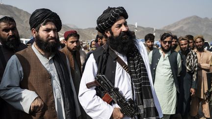 Khalil Ur-Rahman Haqqani visite un camp de réfugiés près de la frontière avec le Pakistan, dans la province de Nangarhar, le 2 novembre 2023. (WAKIL KOHSAR / AFP)