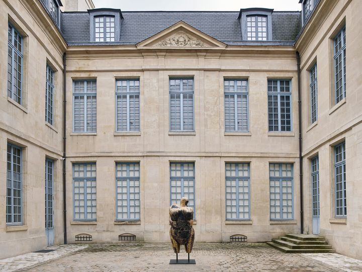 La&nbsp;reproduction&nbsp;en bronze de la Vénus de&nbsp;Hohle&nbsp;Fels de Damien Deroubaix, dans la cour du musée.&nbsp; (David Giancatarina)