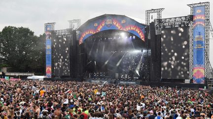 La foule devant la scène des Vieilles charrues, à Carhaix-Plouguer, en juillet 2021 (FRED TANNEAU / AFP)