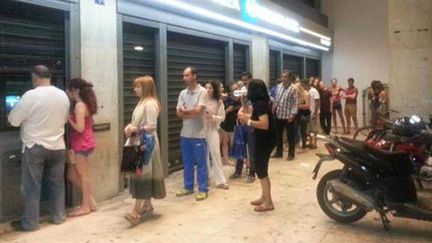 &nbsp; (Avant même les décisions de la nuit, la queue devant les distributeurs © RF/ Isabelle Chaillou)