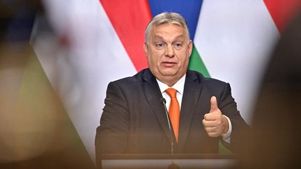 Le Premier ministre hongrois Viktor Orban lors d'une conférence de presse annuelle à Budapest, le 21 décembre 2022. (ATTILA KISBENEDEK / AFP)