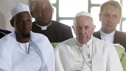 &nbsp; (Le pape François à côté de l'imam Tidiani Moussa Naibi © REUTERS/ Stefano Rellandini)