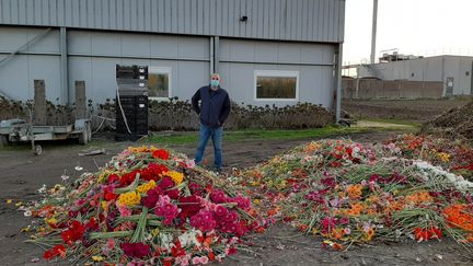 Guillaume Froger devant quelques unes des milliers de fleurs qu'il doit jeter chaque jour. (ALAIN GASTAL / RADIO FRANCE)