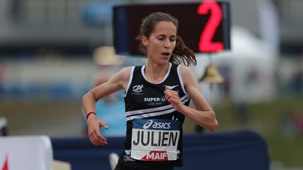 Mélody Julien lors du 5 000 mètres des championnats de France d'athlétisme à Angers, le 25 juin 2021. (STADION-ACTU / MAXPPP)