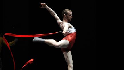 Un danseur répète le ballet "Yes we can't" de William Forsythe, lors du Festival de danse de Montpellier en 2012.
 (PASCAL GUYOT / AFP)