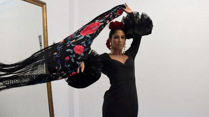 L'atelier de Luis Fernandez dans la vieille ville de Séville regorge de clients venus essayer ses robes de flamenco. Le printemps est leur apogée alors que les villes du sud de l’Andalousie organisent leurs ferias annuelles. Avril 2024 (CRISTINA QUICLER / AFP)