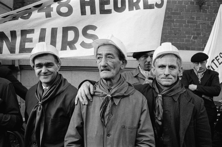 Les mineurs du bassin minier du Pas-de-Calais manifestent à Lens, en mars 1963. (REPORTERS ASSOCIES / GAMMA-RAPHO)