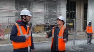 Théo Curin avec&nbsp;Damien Combredet-Blassel, directeur délégué "Impact héritage" à Paris 2024. (FABRICE RIGOBERT / RADIO FRANCE)