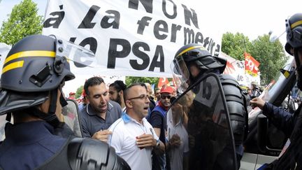 Les politiques ont vivement réagi au plan social de PSA. (BERTRAND GUAY / AFP)