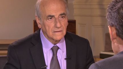 Le journaliste Jean-Pierre Elkabbach interviewe Nicolas Sarkozy, le 2 juillet 2014.&nbsp; (TF1 / EUROPE 1 )