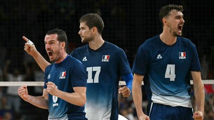 Les joueurs de l'équipe de France de volley lors de la finale des Jeux olympiques France-Pologne, à l'Arena Paris Sud, le 10 août 2024, à Paris. (MAURO PIMENTEL / AFP)