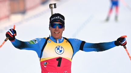 Quentin Fillon Maillet, qui célèbre ici sa victoire sur la poursuite de Ruhpolding (Allemagne), le 26 janvier 2022, a remporté la Coupe du monde. (CHRISTOF STACHE / AFP)