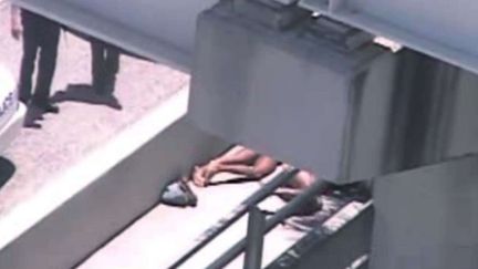 Image de vid&eacute;osurveillance montrant les policiers faire face &agrave; un homme en train de d&eacute;chiqueter un autre homme avec ses dents, le 26 mai 2012 &agrave; Miami (Floride). (AP / SIPA )