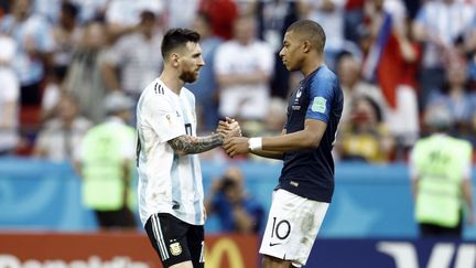 Lionel Messi et Kylian Mbappé, lors du huitième de finale de la Coupe du monde en Russie, remporté par la France sur l'Argentine (4-3), le 30 juin 2018. (MEHDI TAAMALLAH / AFP)