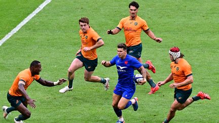 Matthieu Jalibert au milieu de la défense australienne, lors de France-Australie, au Stade de France, le 27 août 2023. (EMMANUEL DUNAND / AFP)