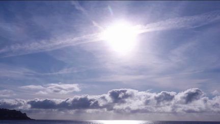 Habituée au soleil, la ville de Nice (Côte d'Azur) ne déroge pas à la règle cette année.&nbsp;Météo France annonce qu'un record a été battu par la ville au cours du mois de janvier. (FRANCE 2)