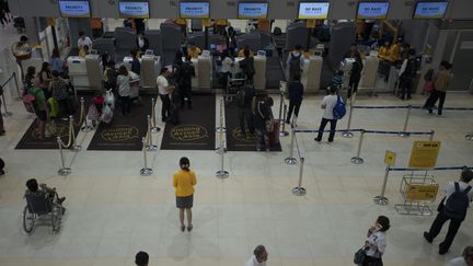 Des voyageurs à l'aéroport de Bangkok (Thaïlande), le 9 mars 2017.&nbsp; (ANUSAK LAOWILAS / NURPHOTO / AFP)