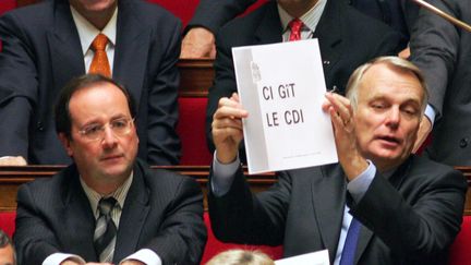 Fran&ccedil;ois Hollande, alors premier secr&eacute;taire du PS, et le d&eacute;put&eacute; Jean-Marc Ayrault &agrave; l'Assembl&eacute;e nationale, ke 31 janvier 2006, lors du d&eacute;bat parlementaire sur le contrat premi&egrave;re embauche. (JACQUES DEMARTHON / AFP)