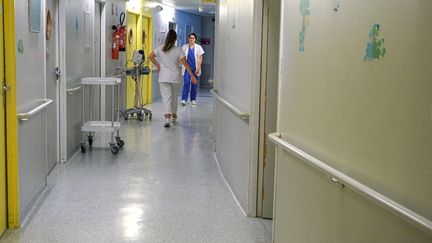 Un couloir du centre hospitalier de Valence (Drôme), le 22 août 2023. (NICOLAS GUYONNET / HANS LUCAS / AFP)