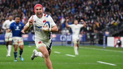 Le Français Gabin Villière inscrit un essai contre l'Italie, le 6 février 2022 au stade de France. (FRANCK FIFE / AFP)