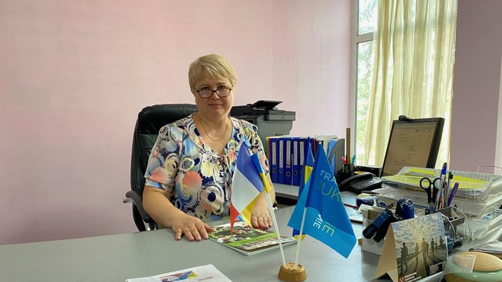 Olena Sikoura, directrice de l’école numéro 20 à Kiev, en Ukraine. (BORIS LOUMAGNE / RADIO FRANCE)