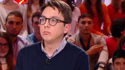 Capture d'&eacute;cran du "Petit Journal", sur Canal+, dans lequel un spectateur fait une "quenelle" (&agrave; droite, dans le public). (CANAL+)