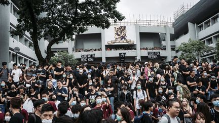 Des étudiants manifestent devant une université de Hong Kong, le 2 septembre 2019. (MICHAEL HÜBNER / GEISLER-FOTOPRESS / AFP)