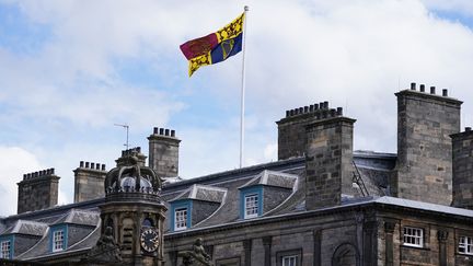 Le palais de&nbsp;Holyroodhouse,&nbsp;la résidence officielle de la famille royale en Ecosse, où sera transportée la dépouille d'Elizabeth II décédée jeudi 8 septembre 2022. (JANE BARLOW / POOL)