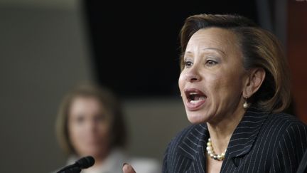 La députée démocrate de New York Nydia Velazquez devant la presse à Washington, le 17 décembre 2010 (HYUNGWON KANG / REUTERS)