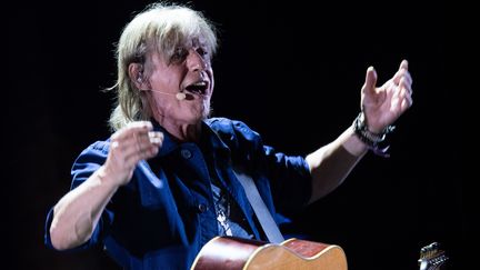 Le chanteur Jean-Louis Aubert sur la scène de la 35e édition des Francofolies à La Rochelle, le 13 juillet 2019. (XAVIER LEOTY / AFP)