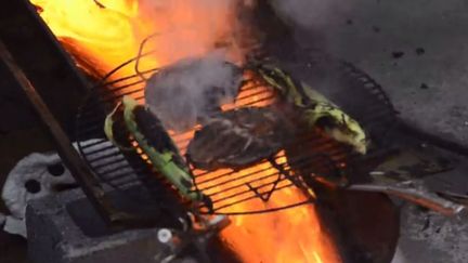 Capture d'&eacute;cran de l'installation qui permet de faire cuire un steak avec de la lave artificielle. ( ROBERT WYSOCKI / VIMEO)