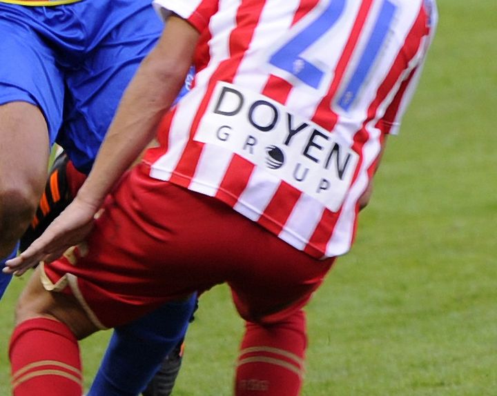 Le sponsor Doyen Group sur le maillot du club espagnol du Sporting Gijon, le 27 novembre 2011 &agrave; Valence (Espagne).&nbsp; (JOSE JORDAN / AFP)