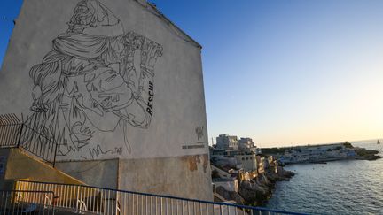 Une fresque géante rend hommage au navire-ambulance de SOS Méditerranée sur le 