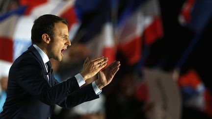 Macron réplique au "clan" Fillon, qu'il accuse de porter "le masque de la haine"