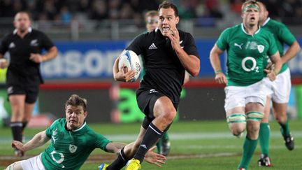 Israel Dagg (Nouvelle-Zélande) échappe au tacle de Brian O'Driscoll (Irlande), impuissant (42-10)